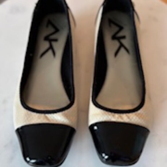 Anne Klein Sport Cream & Black Flats, 8M, faux snakeskin pattern faux leather - Picture 2 of 3